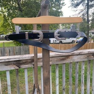 Horseshoe decal belt